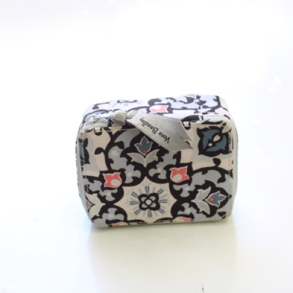Vera Bradley zip around box - Picture 1 of 8